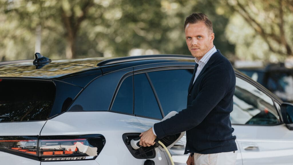 Joakim Hägg på Catena fastigheter som installerat laddstolpar till sina besökare