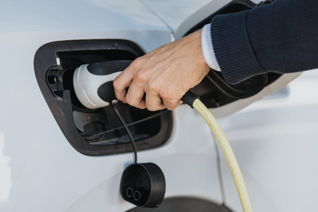 Hand som håller ett laddhandtag