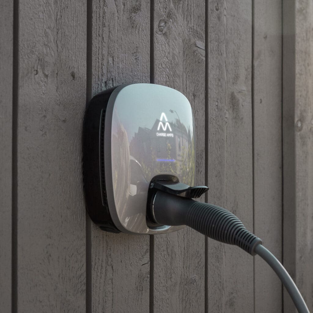 Väggmonterad ChargeAmps Luna elbilsladdare