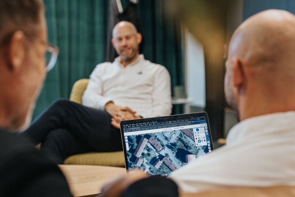 Linus Blixt och Petter Hägg diskuterar hållbara och framtidssäkra laddlösningar