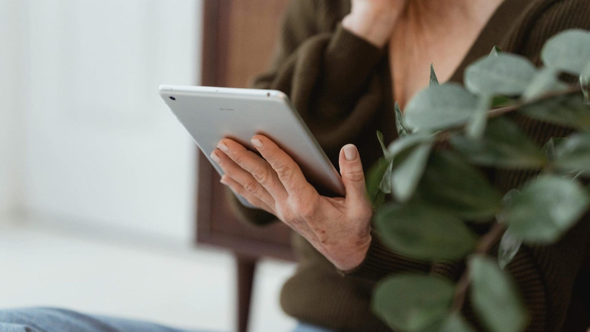 Kvinna läser om elbilsladdning för samfälligheter