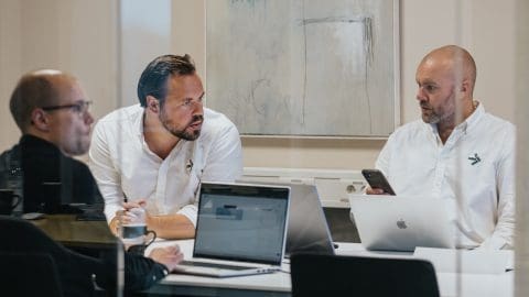 Kontakta LaddaTillsammans och prata om elbilsladdning i brf;er, samfälligheter och företag