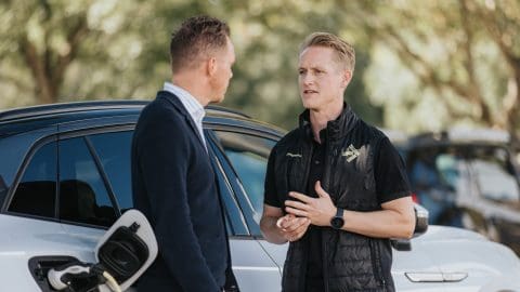 Niklas Hilding och Joakim Hägg diskuterar laddlösningar